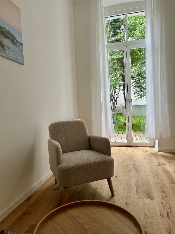 Sessel am Fenster zum begrünten Innenhof